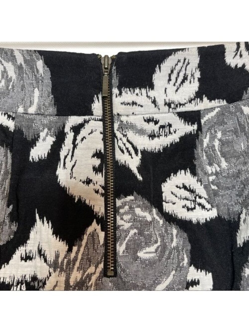 Banana Republic Rose Floral Tapestry Skirt Black Gray White Lined Pencil Size 2P - Picture 3 of 11